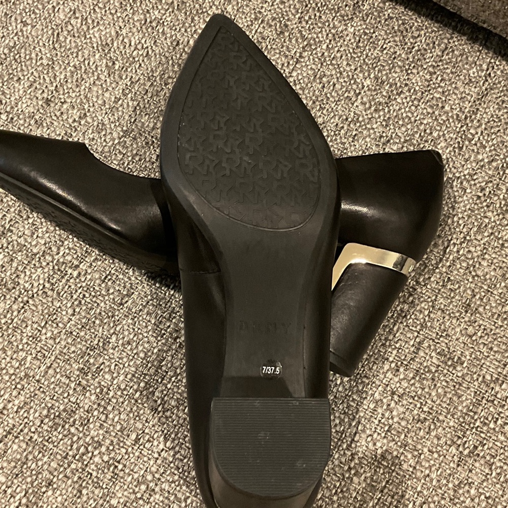 DKNY Women’s Black Leather Block Heels Size 7 Silver Logo on Heels - Picture 6 of 11